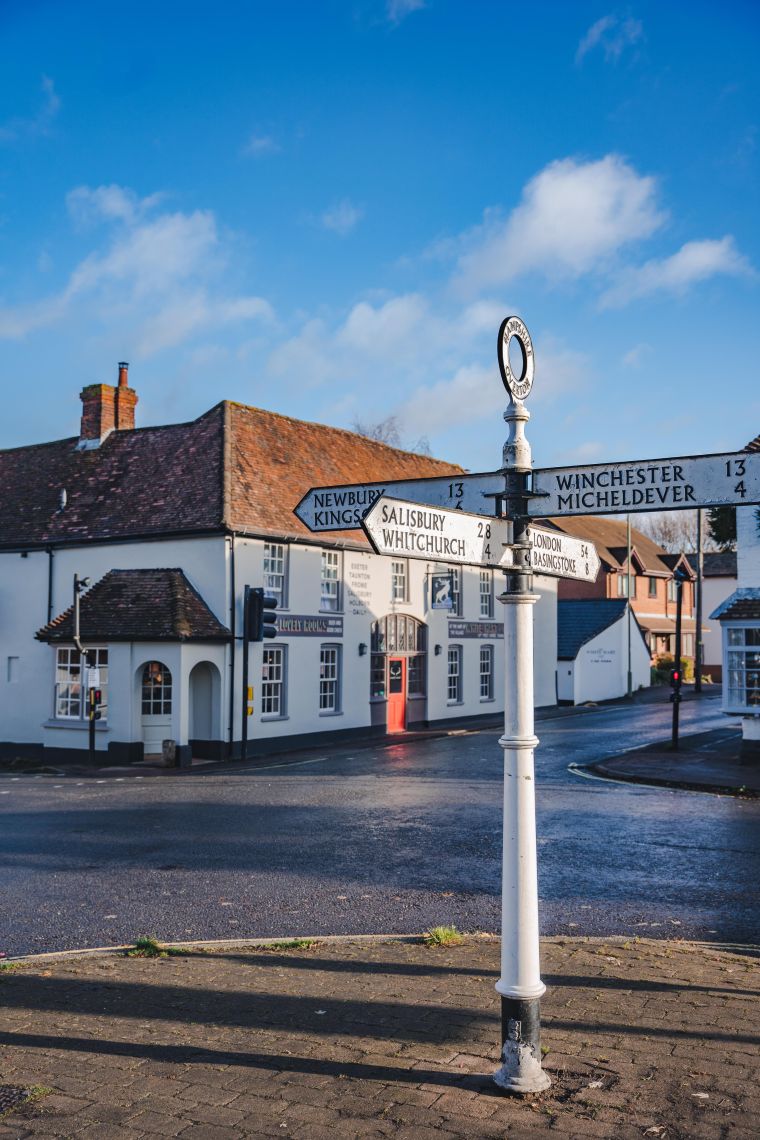 The White Hart Overton_Pub_Rooms_Stay_Pubs near me_RG25 3NW_Basingstoke_Famous landmark near The Red Lion_Famous landmark near Bombay Sapphire