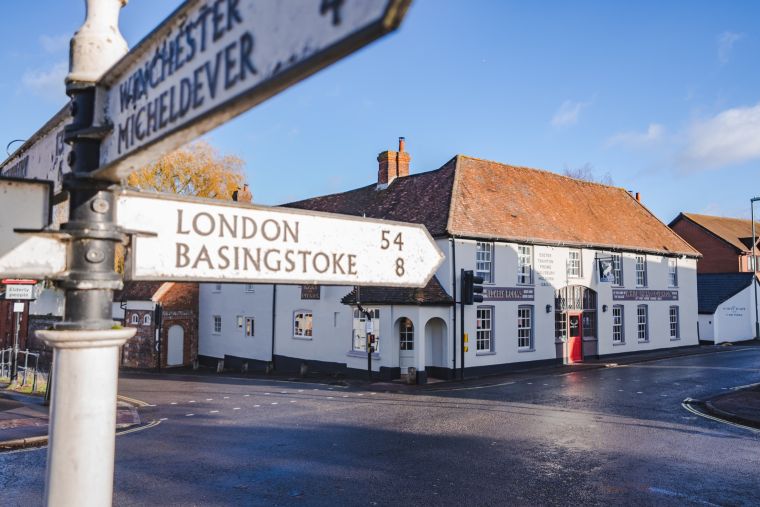 The White Hart Overton_Pub_Rooms_Stay_Pubs near me_RG25 3NW_Basingstoke_Famous landmark near The Red Lion_Famous landmark near Bombay Sapphire
